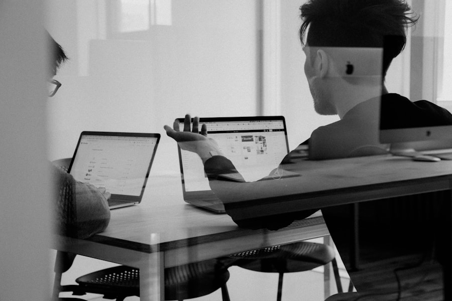 Moderner Arbeitsplatz mit Fokus auf effiziente Abläufe