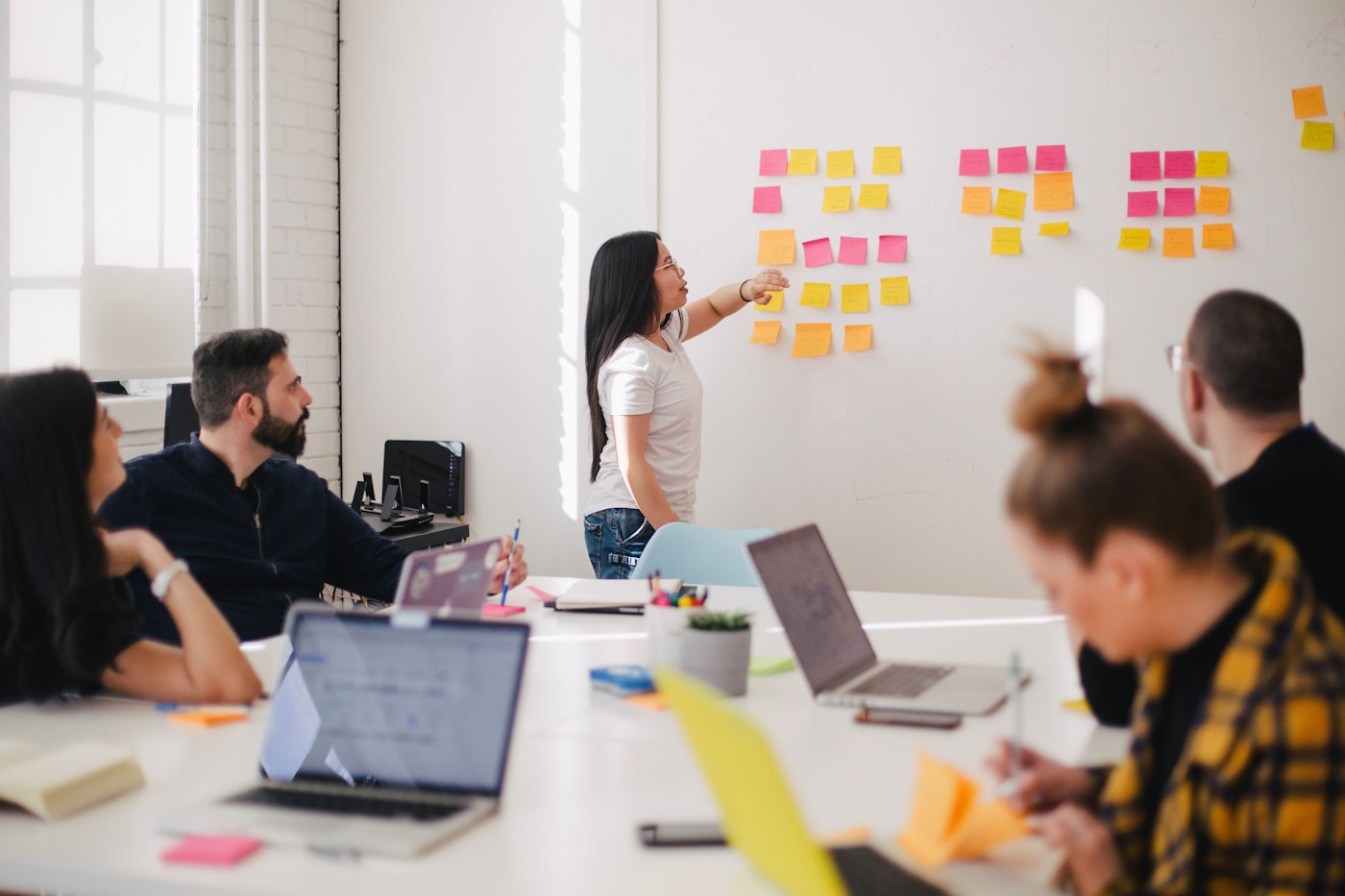 Workshop-Situation mit Team und Präsentation